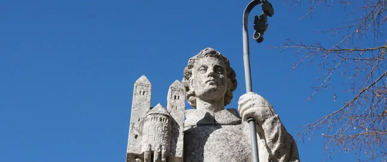 Wanderreise Mosel-Camino von Koblenz nach Trier: Skulptur von Sankt Castor in Treis-Karden