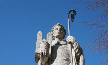Wanderreise Mosel-Camino von Koblenz nach Trier: Skulptur von Sankt Castor in Treis-Karden