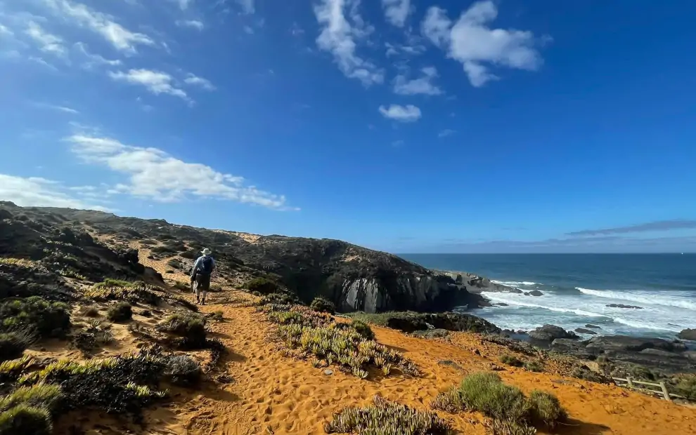 Wanderer auf dem Fischerweg in Portugal