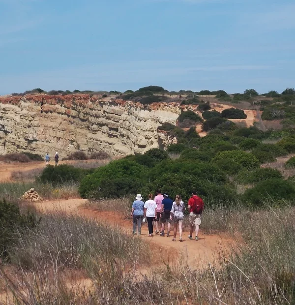 Wanderreise Algarve: Wanderer bei Lagos
