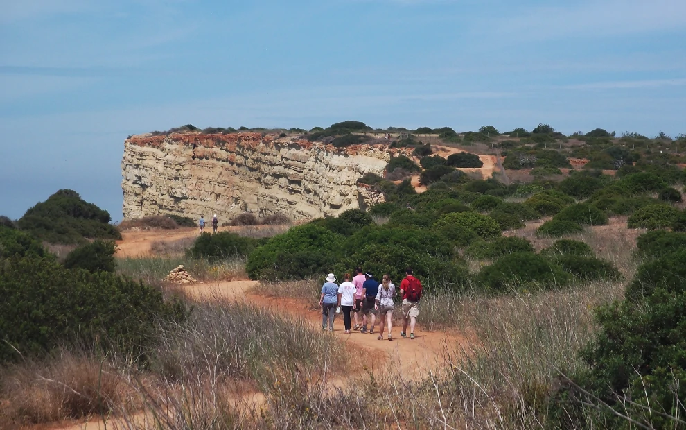 Wanderreise Algarve: Wanderer bei Lagos