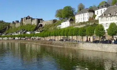 Wanderreise Ardennen: Wandern auf La Transardennaise - Blick auf Bouillon mit seinem Château