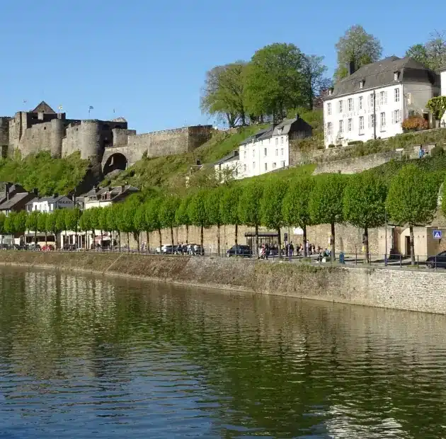 Wanderreise Ardennen: Wandern auf La Transardennaise - Blick auf Bouillon mit seinem Château