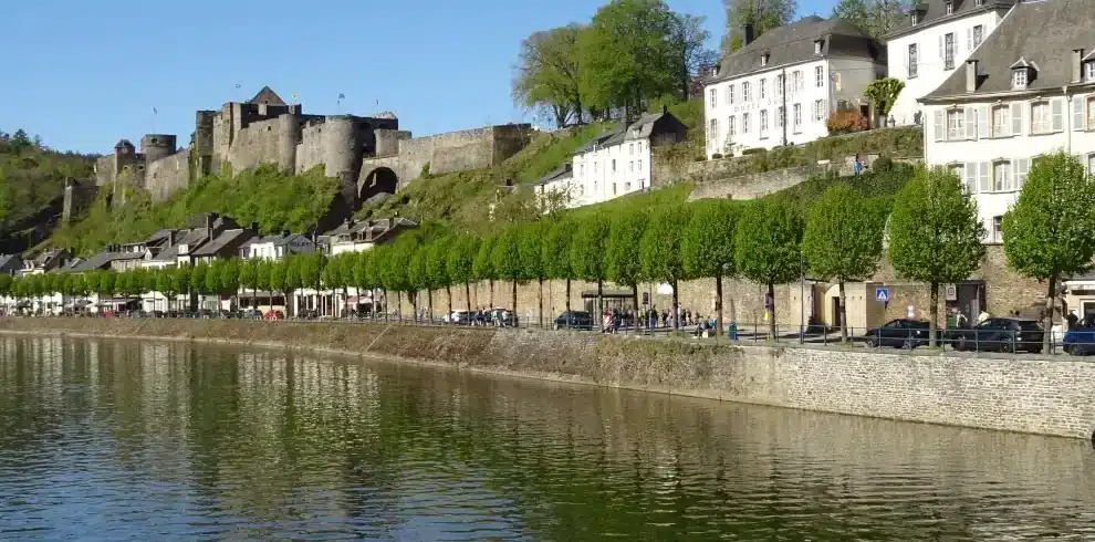 Wanderreise Ardennen: Wandern auf La Transardennaise - Blick auf Bouillon mit seinem Château