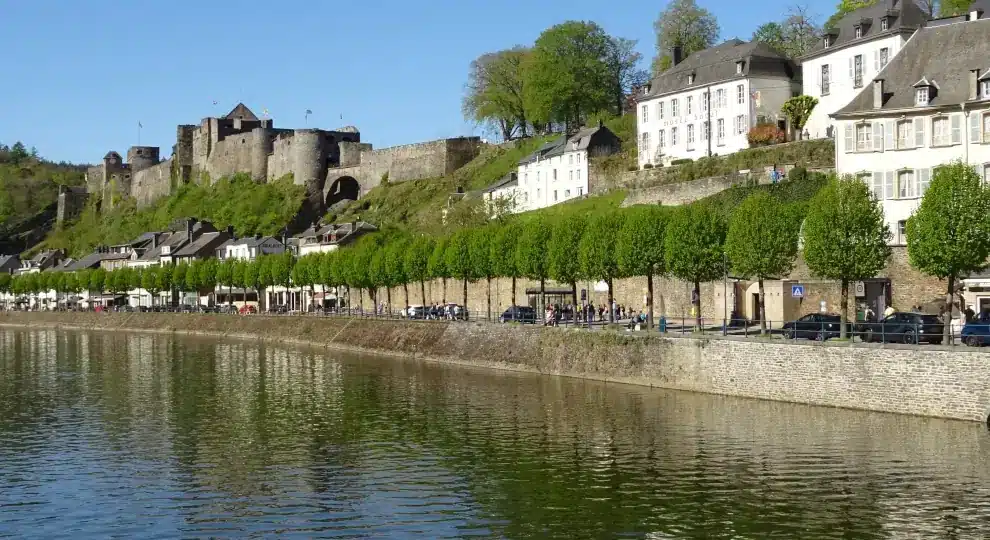 Wanderreise Ardennen: Wandern auf La Transardennaise - Blick auf Bouillon mit seinem Château