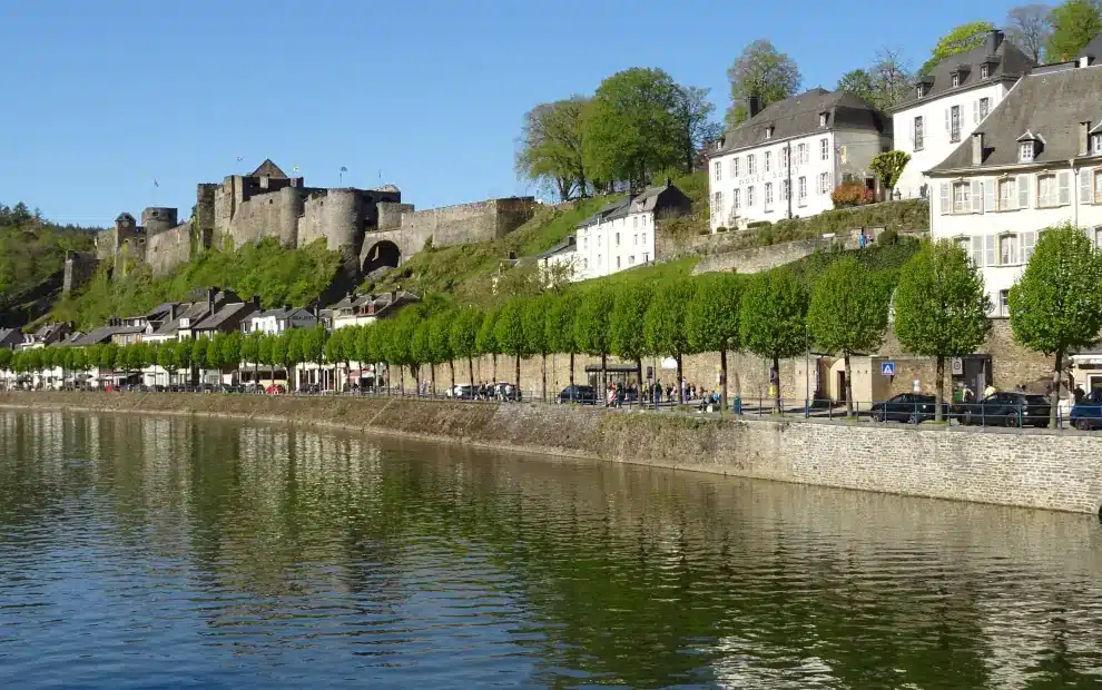Wanderreise Ardennen: Wandern auf La Transardennaise - Blick auf Bouillon mit seinem Château