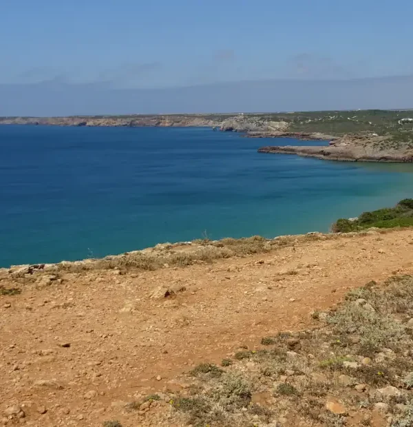 Ausblick auf die Küste der Algarve auf einer Wanderung von Sagres nach Salema