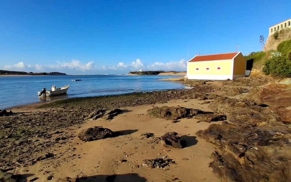 Blick auf den Fluss Mira in Vila Nova de Milfontes auf dem Fischerweg in Portugal