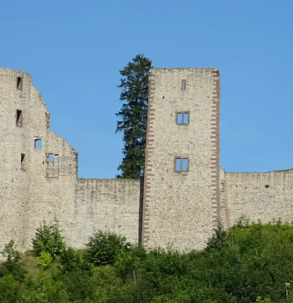 Jakobsweg von Prüm nach Trier: Blick auf die Burg Schönecken