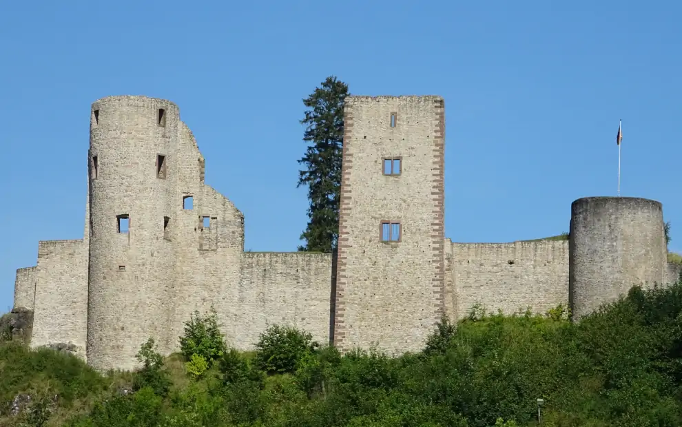 Jakobsweg von Prüm nach Trier: Blick auf die Burg Schönecken