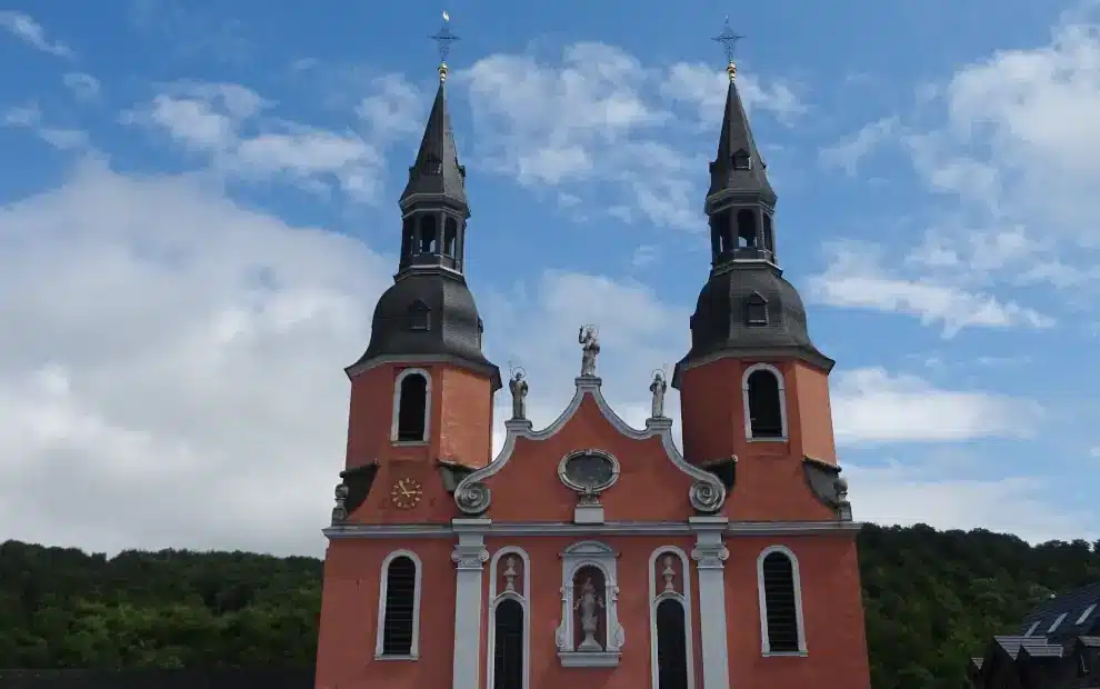 Jakobsweg Via Coloniensis von Köln nach Trier - Blick auf die Salvator-Basilika in Prüm