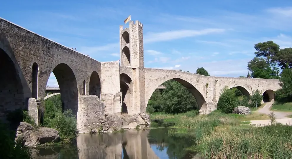 Mietwagenrundreise Katalonien: Brücke von Besalú