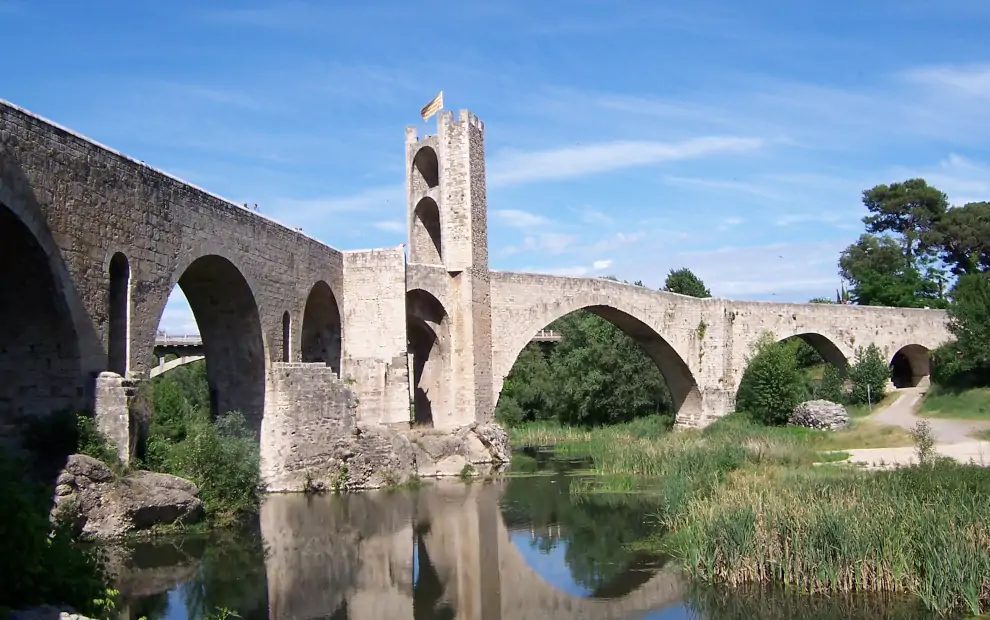 Mietwagenrundreise Katalonien: Brücke von Besalú