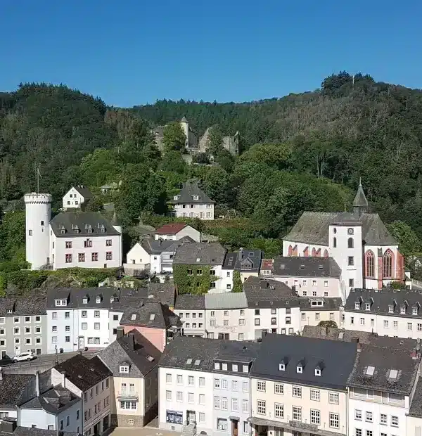 Blick auf Neuerburg auf dem Jakobsweg von Köln nach Trier