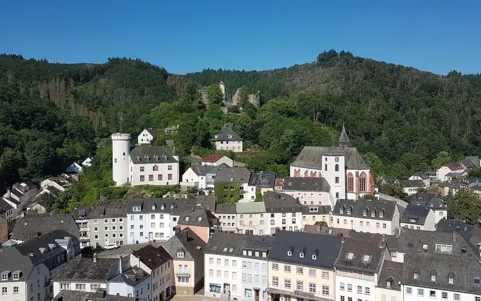 Blick auf Neuerburg auf dem Jakobsweg von Köln nach Trier