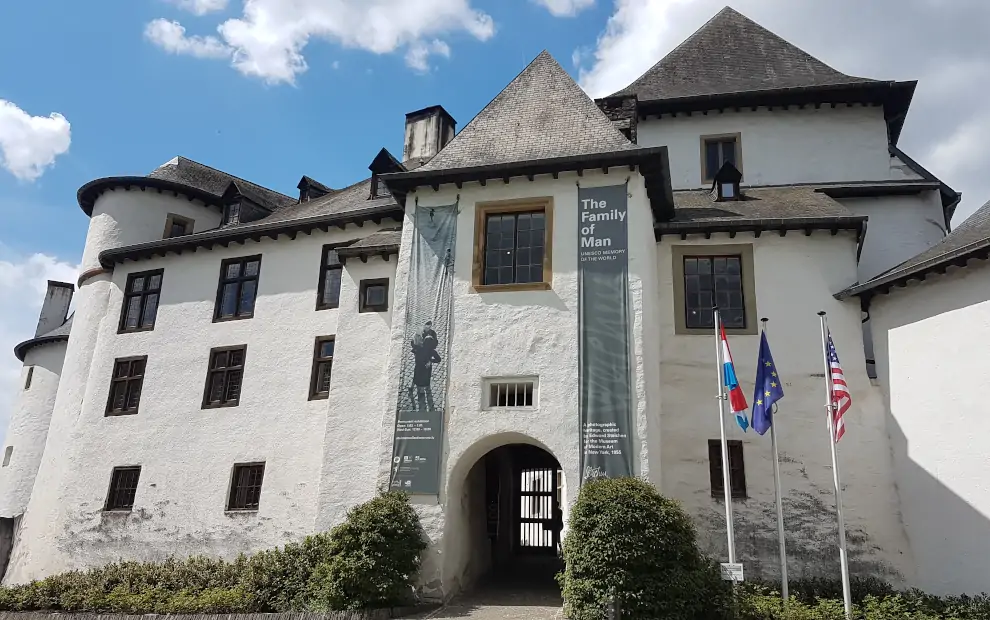 Schloss Clervaux am Eislek Trail in den Luxemburger Ardennen