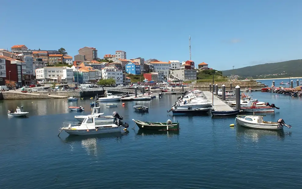 Wanderreise Camiño dos Faros: Boote im Hafen von Fisterra