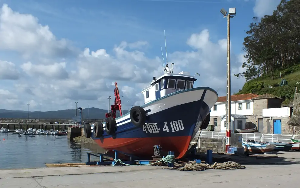 Wanderreise Camiño dos Faros: Fischerboot im Hafen von Corme
