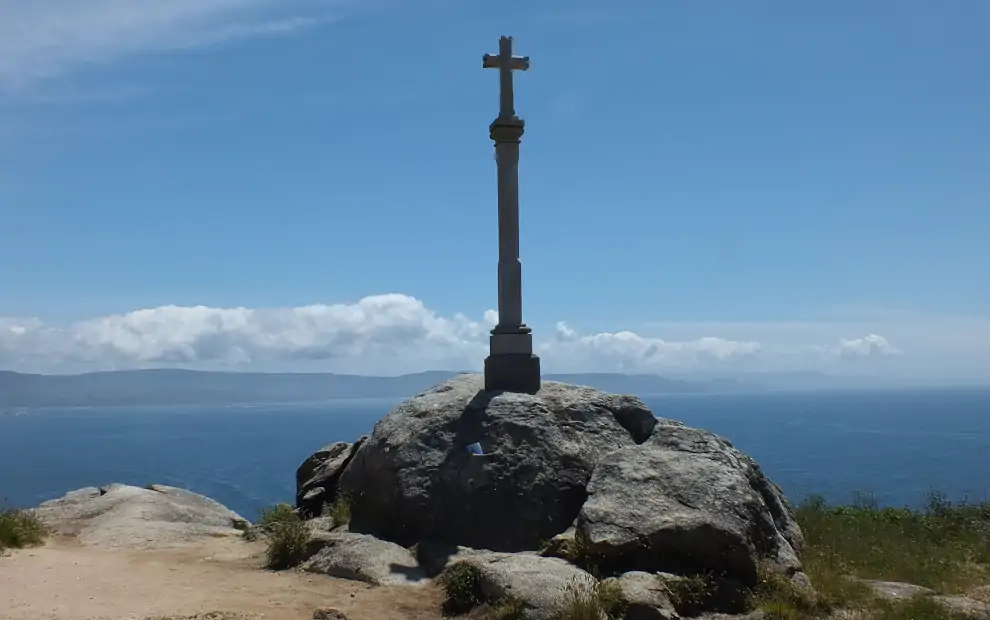 Wanderreise Camiño dos Faros: Wegkreuz am Kap Finisterre