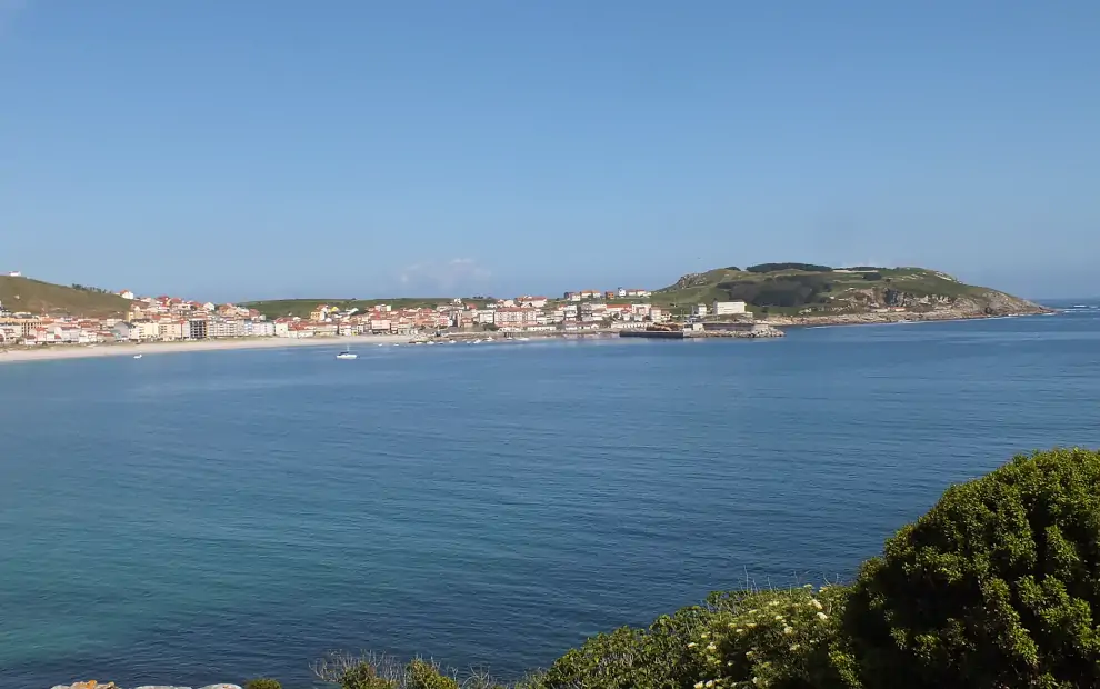 Wanderreise Camiño dos Faros: Blick auf Laxe mit Strand und Hafen