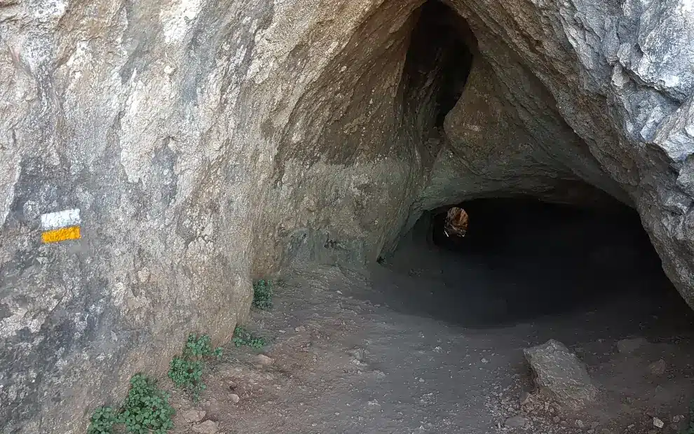 Wanderreise Costa Blanca: Eingang zum Felsentunnel in der Sierra de Bernia