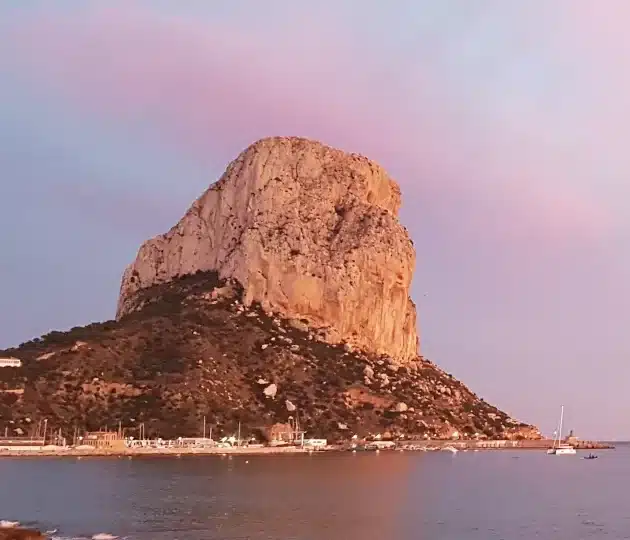 Wanderreise Costa Blanca: Peñón de Ifach in Calpe bei Abendlicht