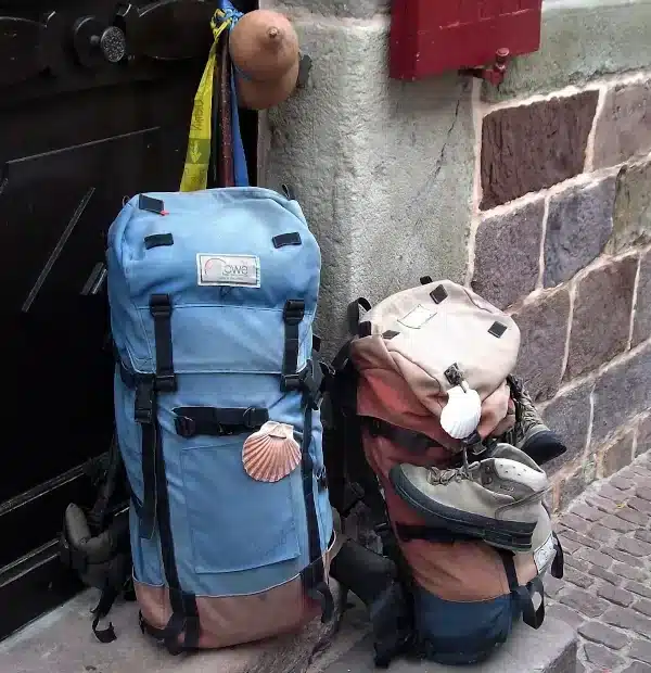 Wanderreise Jakobsweg: Pilgerrucksäcke in St-Jean-Pied-de-Port