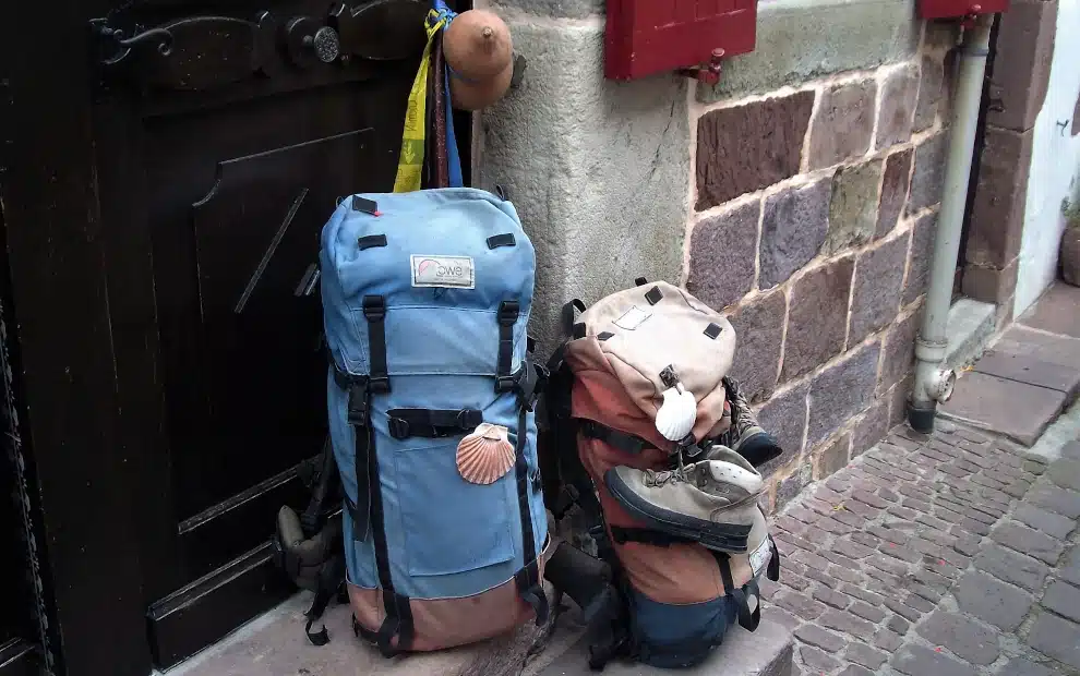 Wanderreise Jakobsweg: Pilgerrucksäcke in St-Jean-Pied-de-Port