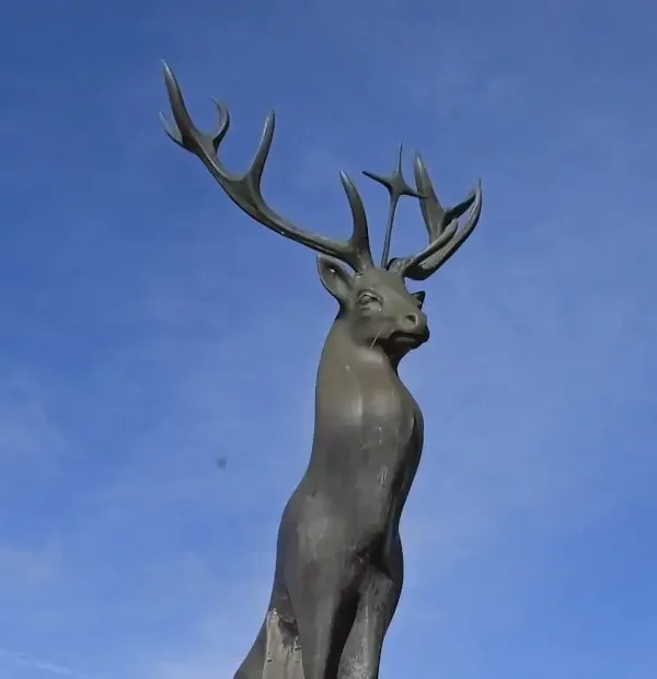 Wanderreise La Transardennaise: Skulptur eines Hirschs in Saint Hubert
