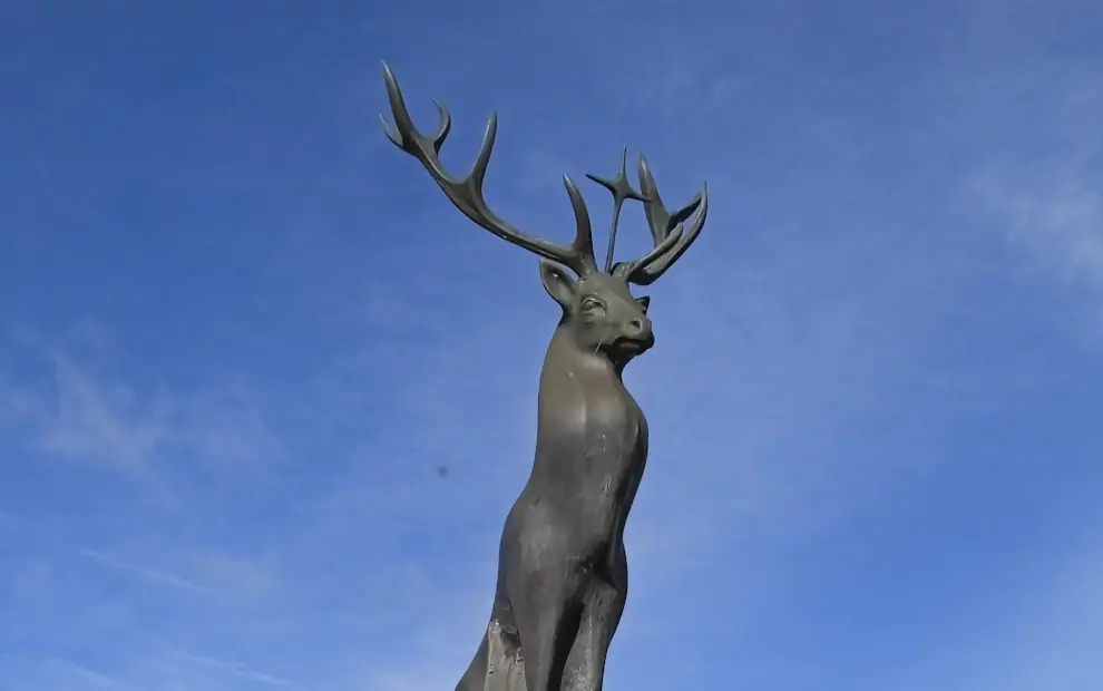Wanderreise La Transardennaise: Skulptur eines Hirschs in Saint Hubert