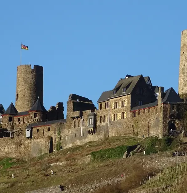 Wanderreise Mosel-Camino von Koblenz nach Trier: Blick auf die Burg Thurant bei Alken