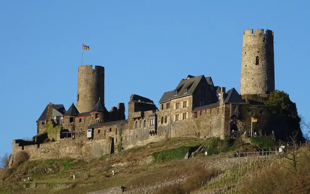 Wanderreise Mosel-Camino von Koblenz nach Trier: Blick auf die Burg Thurant bei Alken