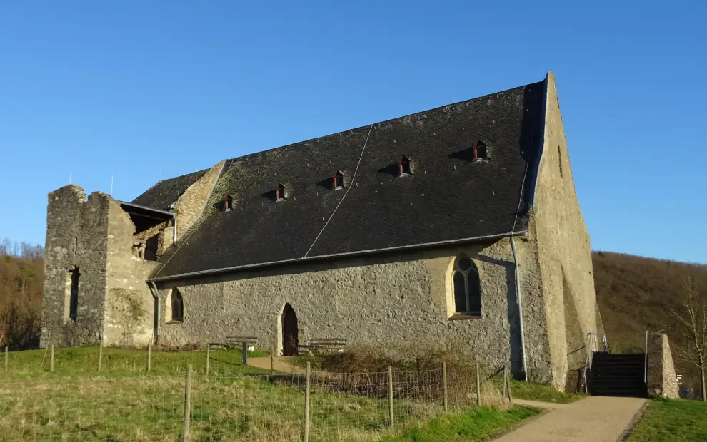 Wanderreise Mosel-Camino von Koblenz nach Trier: Blick auf die Pilgerkirche auf dem Bleidenberg bei Alken