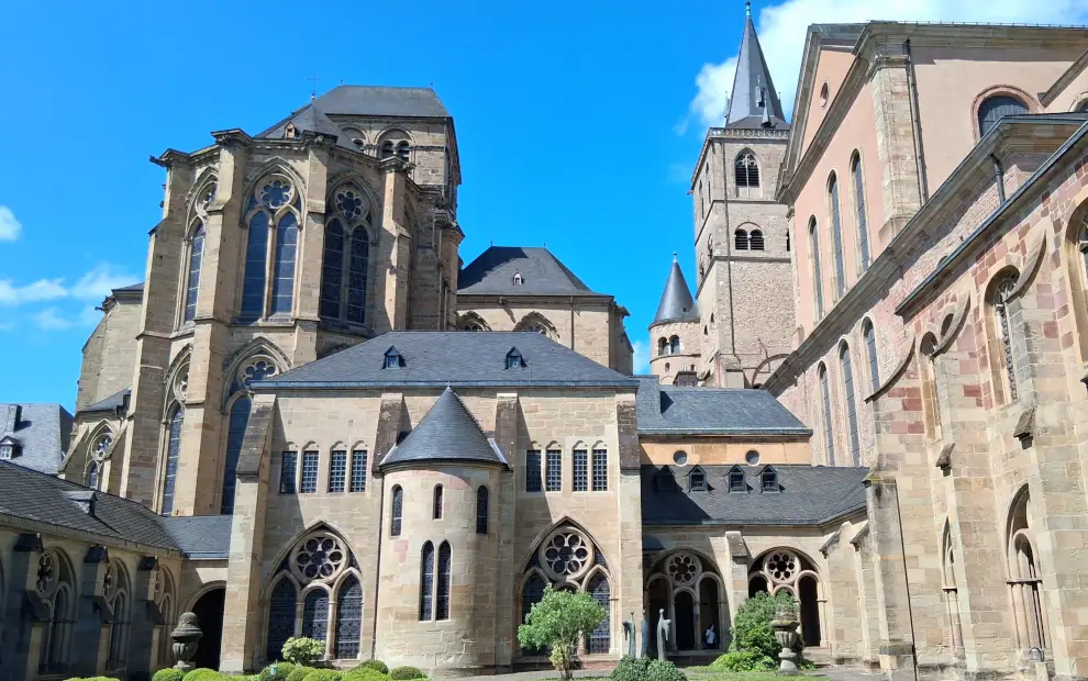 Wanderreise Mosel-Camino von Koblenz nach Trier: Kreuzgang des Trierer Doms mit der Liebfrauenkirche in Trier