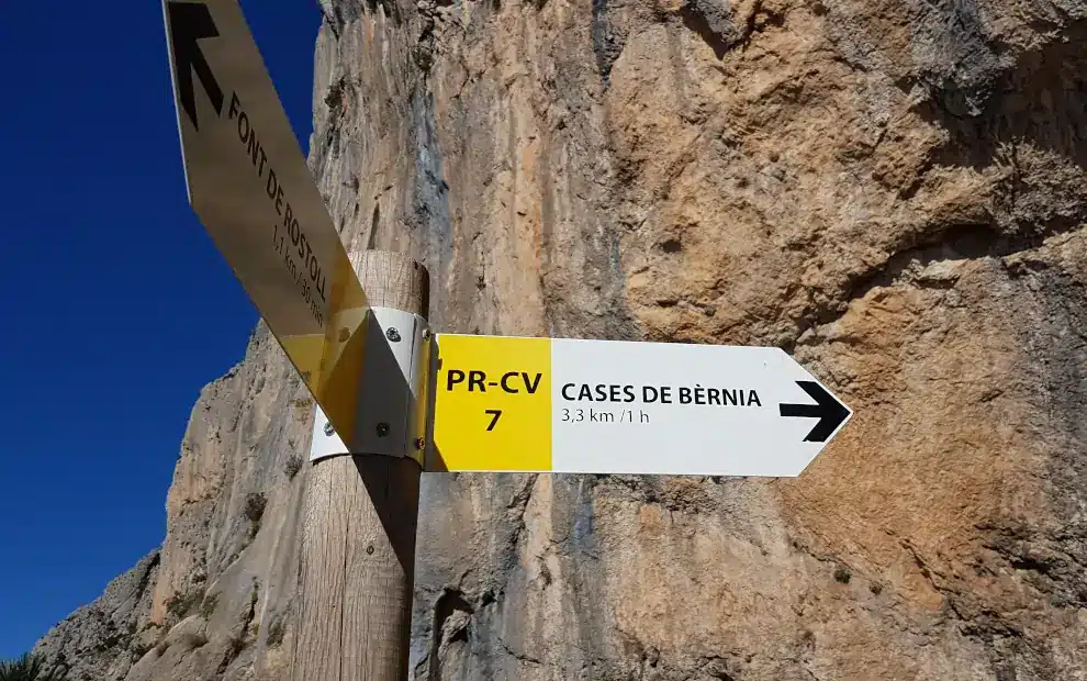 Wanderreise Costa Blanca: Wegbeschilderung auf dem Wanderweg in der Sierra de Bernia