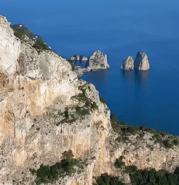 Wanderreise Amalfiküste und Capri: Blick auf die Faraglioni