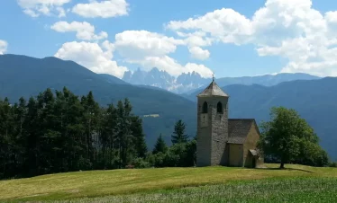 Wanderreise Südtirol Keschtnweg - Kirche vor Hintergrund der Dolomiten