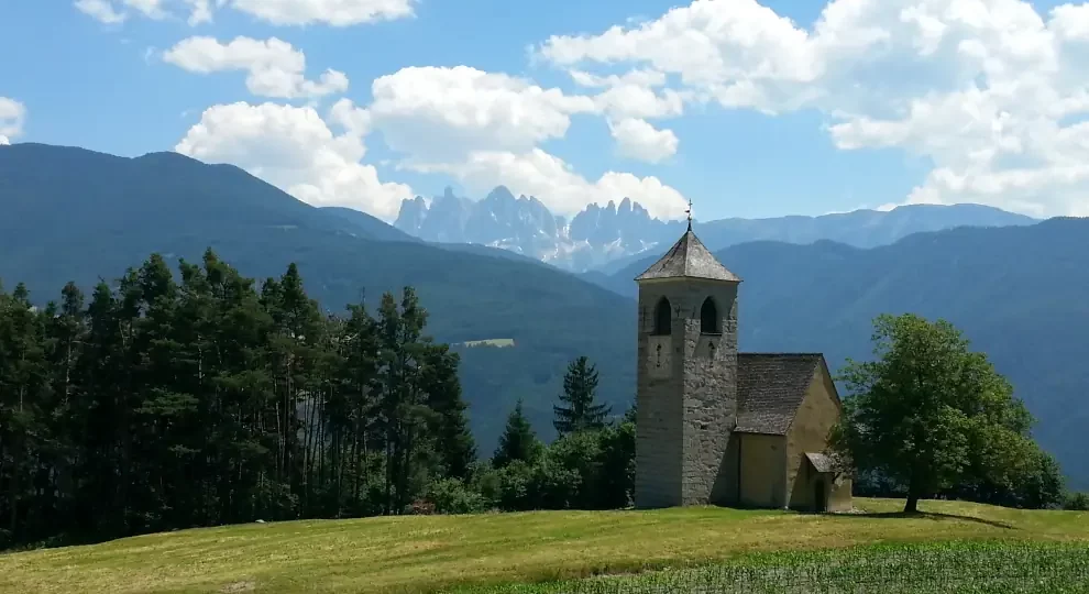 Wanderreise Südtirol Keschtnweg - Kirche vor Hintergrund der Dolomiten
