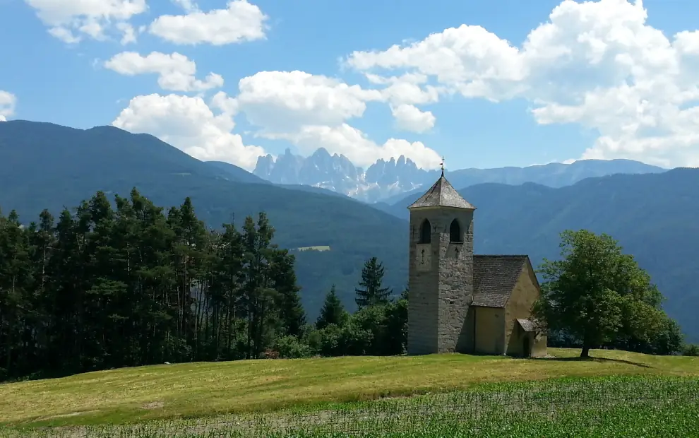 Wanderreise Südtirol Keschtnweg - Kirche vor Hintergrund der Dolomiten