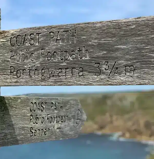 Wanderreise Cornwall: Wegmarkierung auf dem South West Coast Path