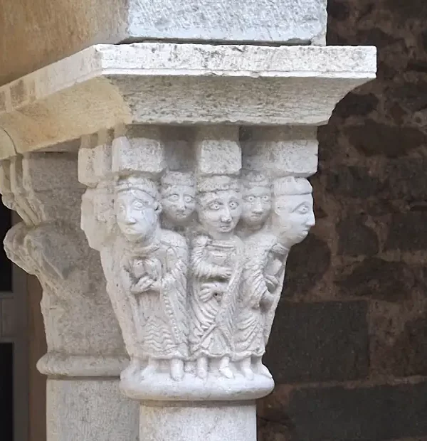 Wanderreise Costa Brava: Detail-reiches Kapitell im Kloster Sant Pere de Rodes