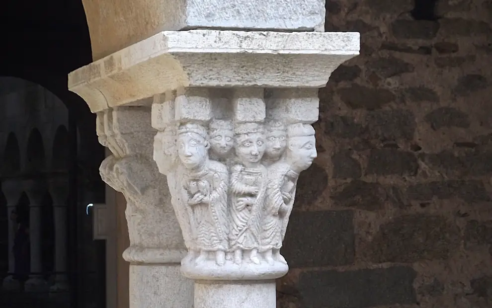 Wanderreise Costa Brava: Detail-reiches Kapitell im Kloster Sant Pere de Rodes