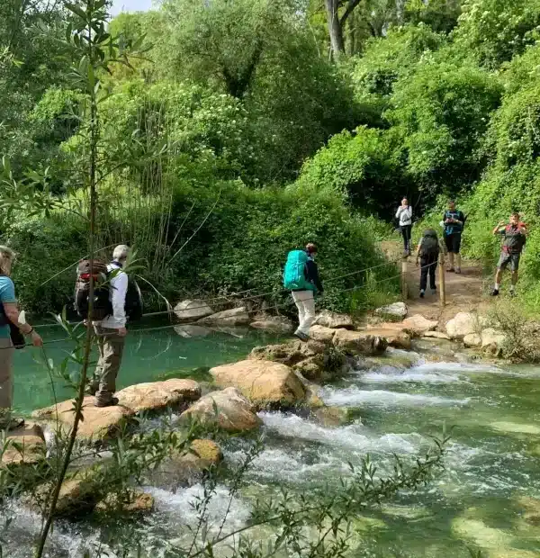 Wanderreise Höhepunkte der Via Francigena in der Toskana: Pilger bei der Überquerung des Flusses Elsa