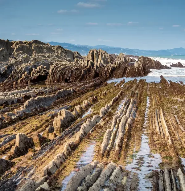 Wanderreise Baskenland - Küstenwandern von Zumaia nach Bilbao: Blick auf das Flysch zwischen Zumaia und Deba