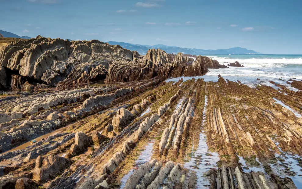 Wanderreise Baskenland - Küstenwandern von Zumaia nach Bilbao: Blick auf das Flysch zwischen Zumaia und Deba