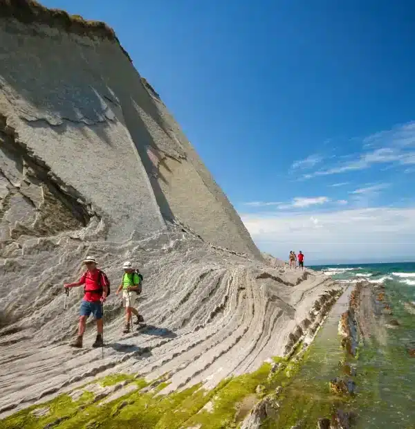 Wanderreise Baskenland: Wanderer im Flysch bei Zumaia
