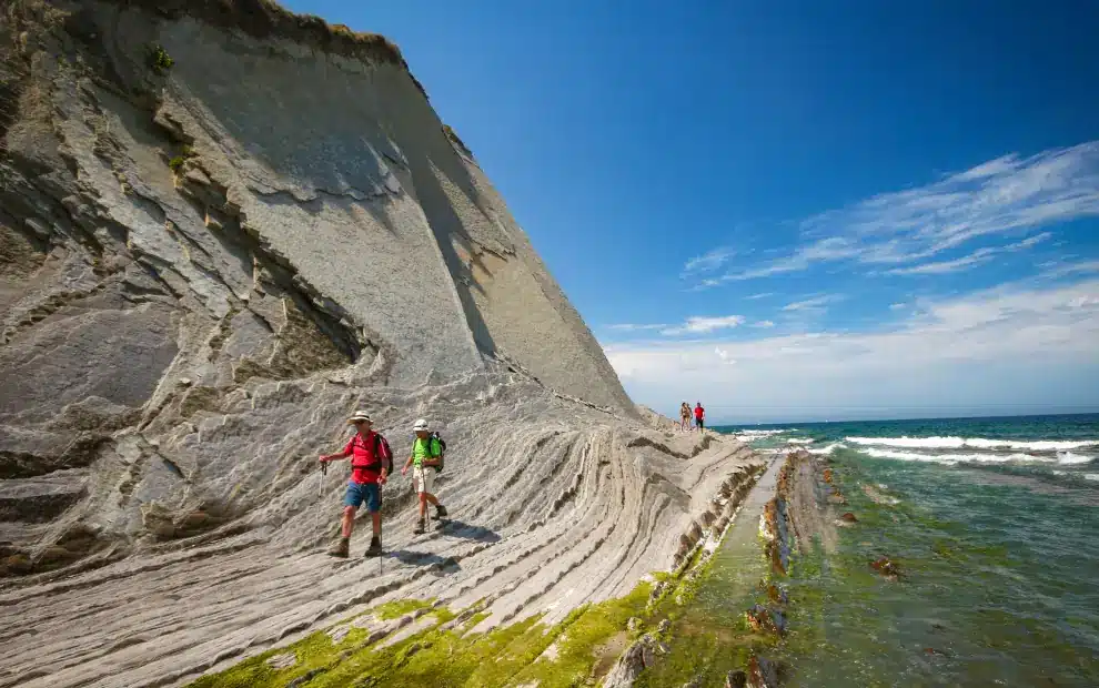Wanderreise Baskenland: Wanderer im Flysch bei Zumaia
