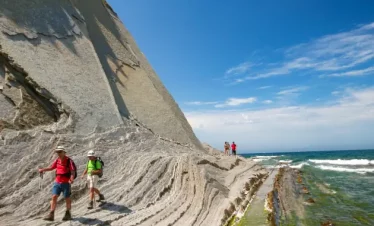 Wanderreise Baskenland: Wanderer im Flysch bei Zumaia