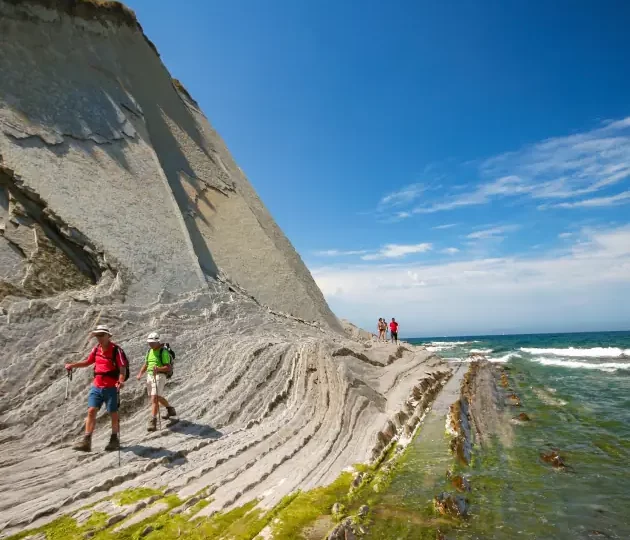 Wanderreise Baskenland: Wanderer im Flysch bei Zumaia