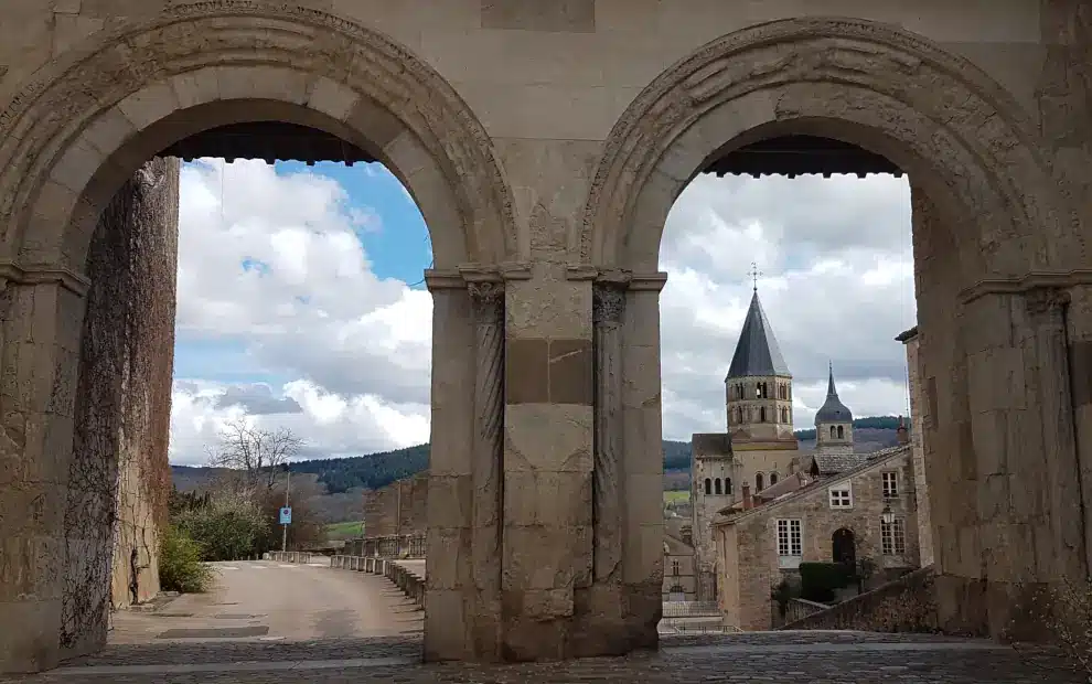 Wanderreise Jakobsweg Frankreich – Von Dijon nach Cluny: Blick auf die Abtei von Cluny durch das Stadttor